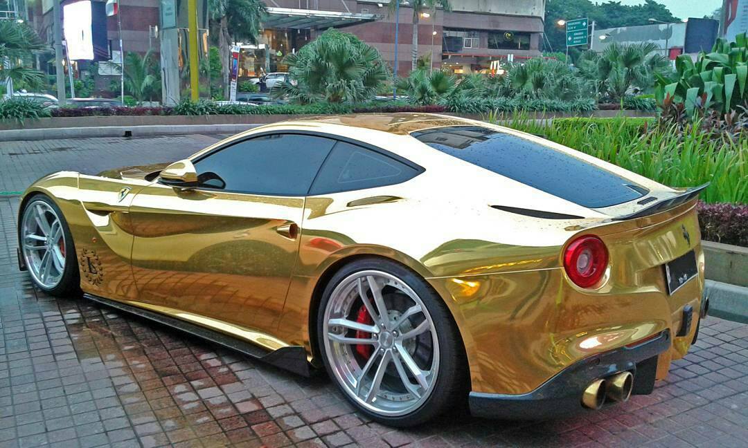 Потрясающий золотой Ferrari F12
